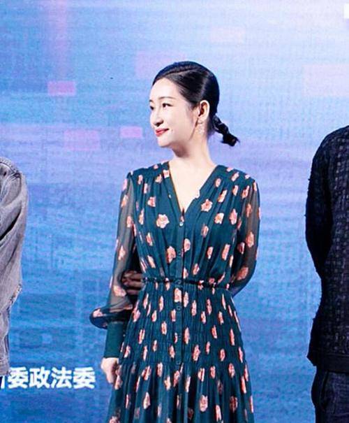 马尾 秦海璐太会穿，经典黑白配穿出高级感，扎低马尾气质更出众