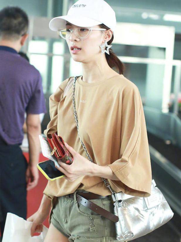 棕色 钟楚曦私服穿搭好低调!棕色T恤配短裤休闲随性,双腿修长太抢眼