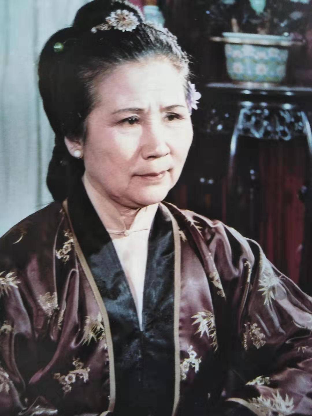 原创红楼梦尤二姐为何选择嫁给贾琏做妾