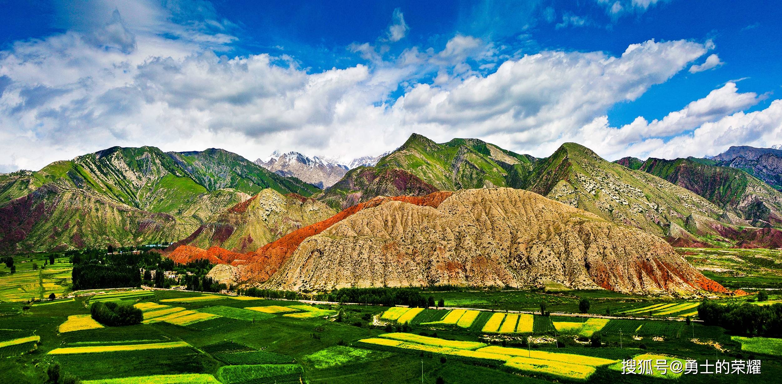 托木尔峰主峰及周围共10万公顷山地于1980年被列为新疆自治区级自然