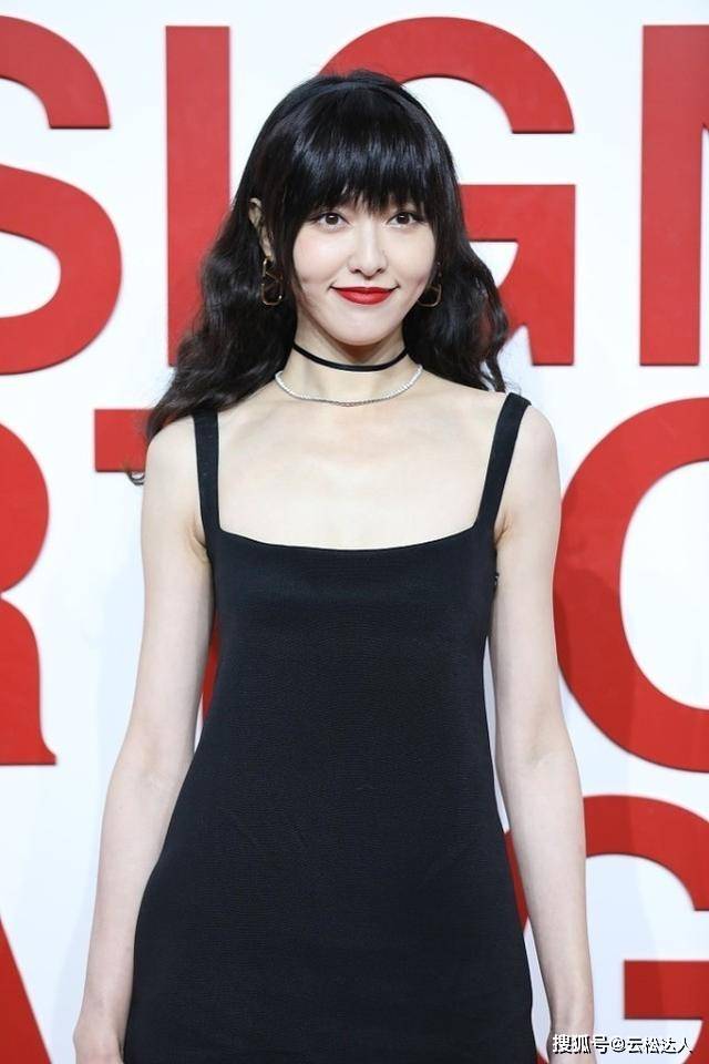 饰品 唐嫣美出新高度，穿吊带裙清新优雅，172的身高竟然还这么瘦