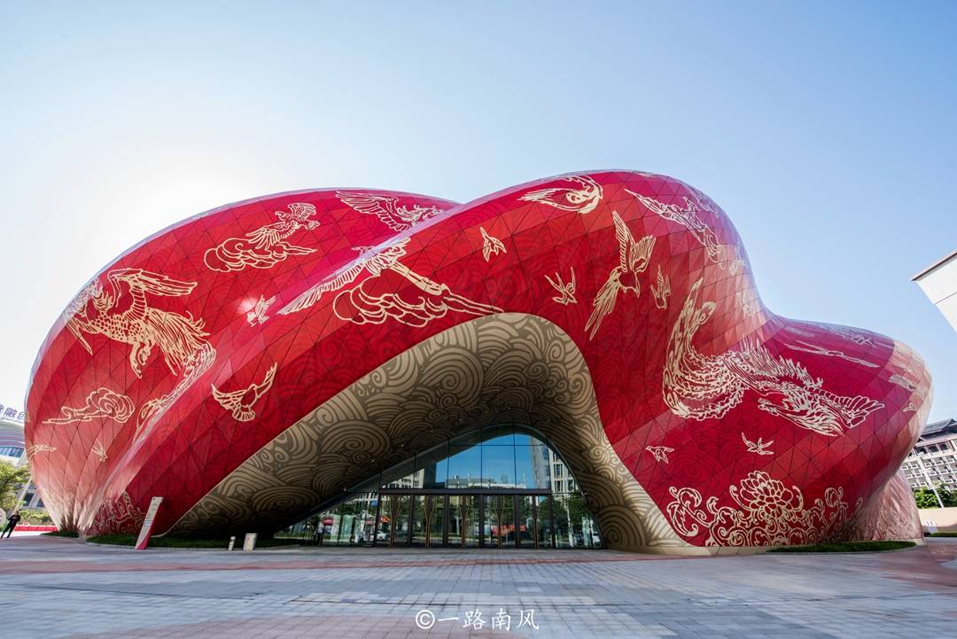 广州出现造型像“五花肉”的建筑，有人吐槽很丑，有人觉得有创意
