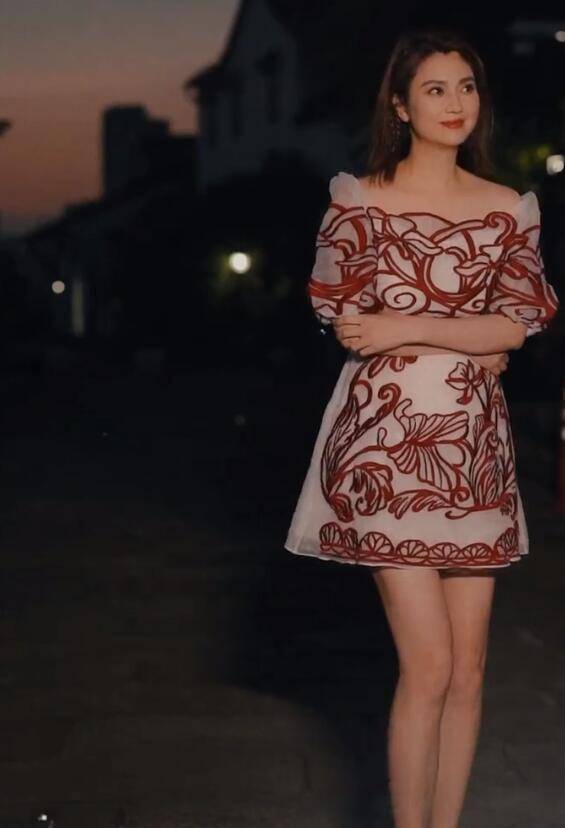 高跟鞋 洪欣深夜独自遛弯！穿露肩红白裙配高跟鞋，大冷天真没人比她敢穿