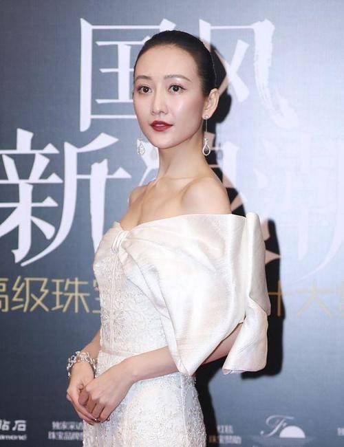 进行 王鸥一袭纯白长裙挺大气，但是发型太“贴头皮”，看着有点显老气