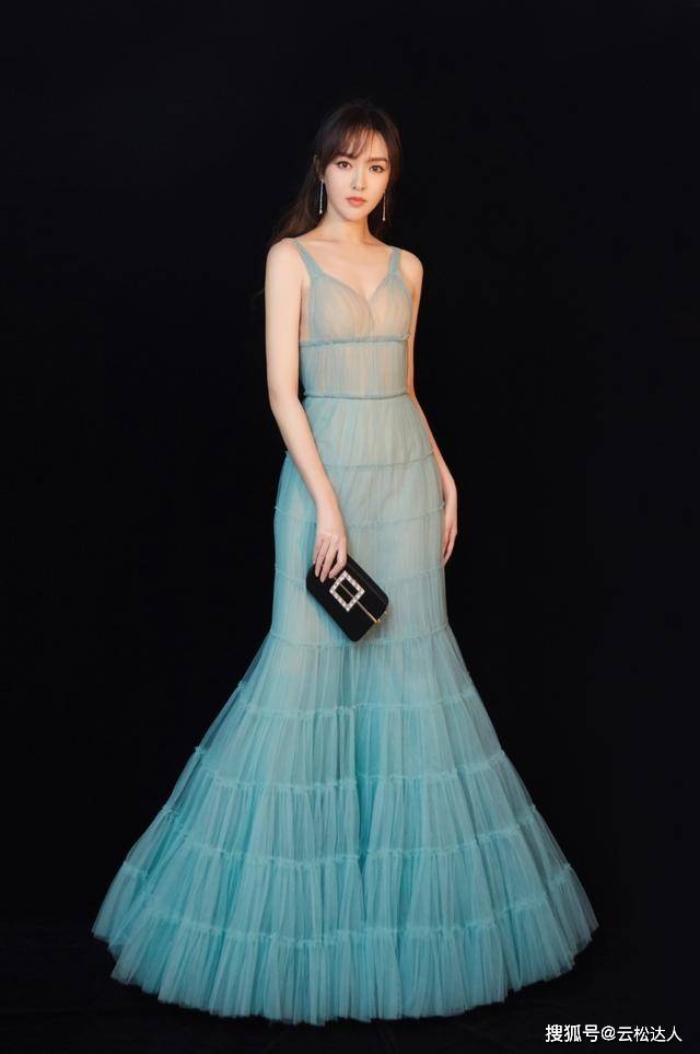 饰品 唐嫣美出新高度，穿吊带裙清新优雅，172的身高竟然还这么瘦