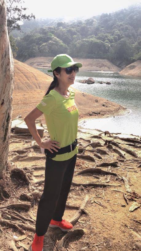 黑色 米雪真是越老越有气质感！绿色T恤搭配运动裤清爽简约，明媚大气