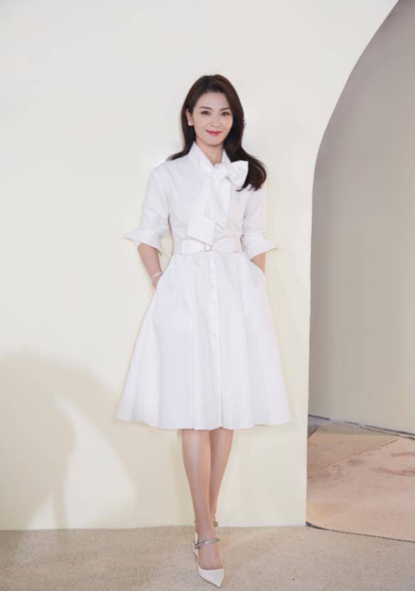 运动服 刘涛穿运动装比穿礼服还美，白色卫衣配短裤，扎丸子头显瘦又显嫩