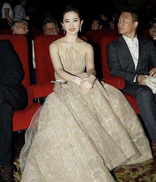身材 刘亦菲再现“天仙气质”,穿香槟色长裙闪耀现身,外国人惊艳了