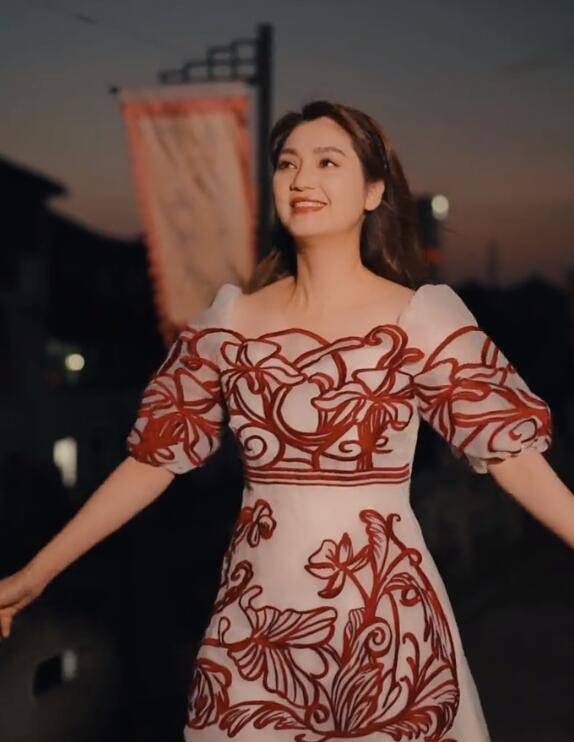 高跟鞋 洪欣深夜独自遛弯！穿露肩红白裙配高跟鞋，大冷天真没人比她敢穿