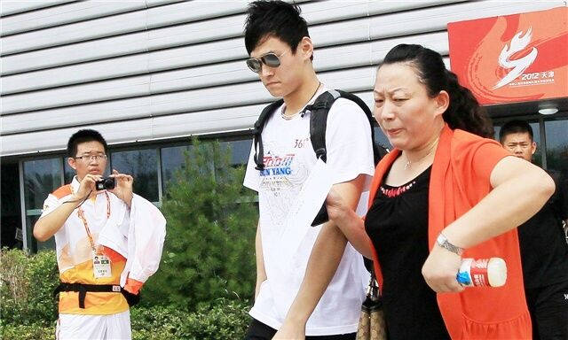 体育|孙杨禁赛后被指了条路！网友看他泳池比心：想去花游队？孙回应了