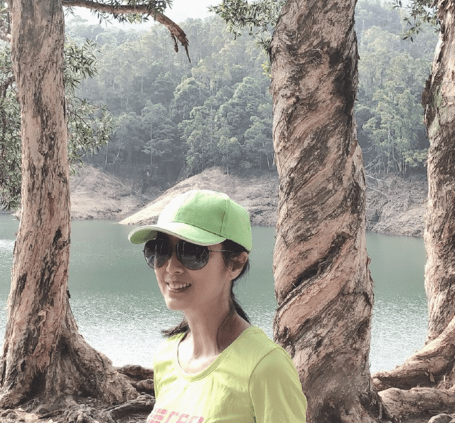 黑色 米雪真是越老越有气质感！绿色T恤搭配运动裤清爽简约，明媚大气