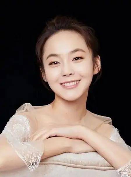 舅舅|明明可以拼舅舅，却坚持靠自己的努力，现在已经成为当红小花