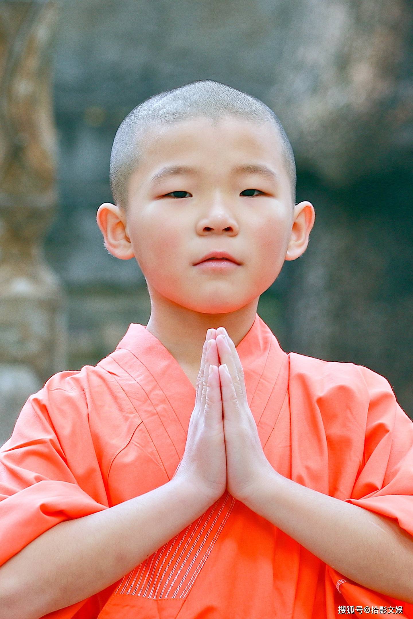 嵩山大法王寺里穿武僧服的练功小男孩庞家贺