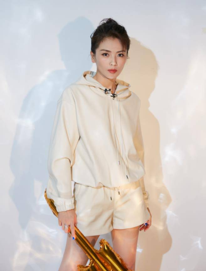 运动服 刘涛穿运动装比穿礼服还美，白色卫衣配短裤，扎丸子头显瘦又显嫩