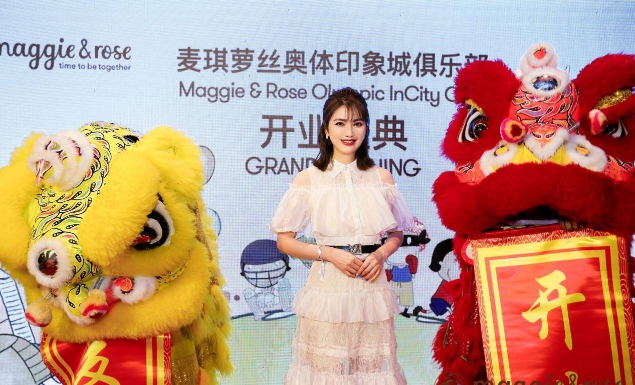 高跟鞋 洪欣深夜独自遛弯！穿露肩红白裙配高跟鞋，大冷天真没人比她敢穿