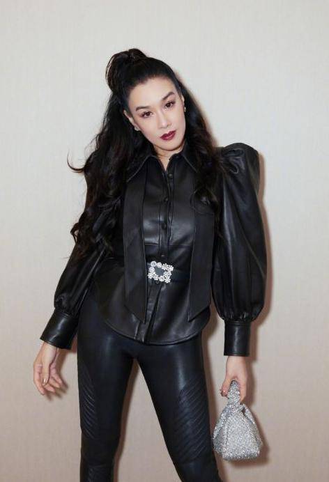 身材 51岁钟丽缇真没“大妈”样,穿高开叉连衣裙配西装,时髦又洋气