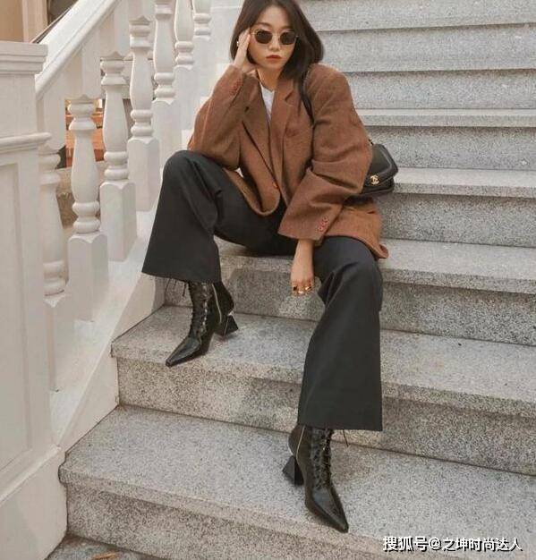 颁奖礼 今年复古风吹得非常火热，就连鞋子也要来一趟复古之旅