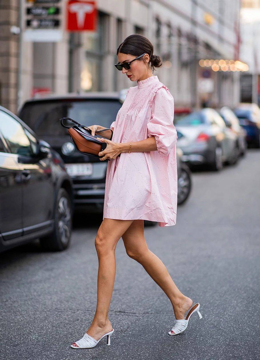 chic 穿衣搭配女：不妨直接将男友的大一号衬衫穿起，还可以秀的一手好恩爱