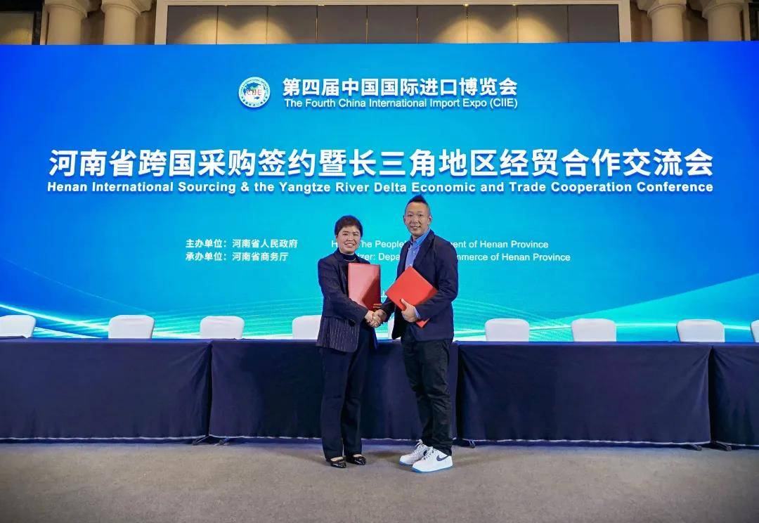 走进中国国际进口博览会陈氏阳光与智利福山水果签署跨国采购合作协议