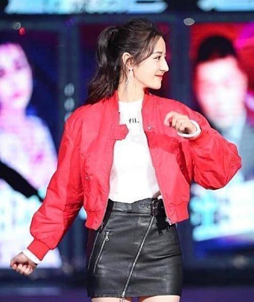 短裙 迪丽热巴、赵丽颖又把短裙带火了,白短袖黑短裤,优雅时尚还好看