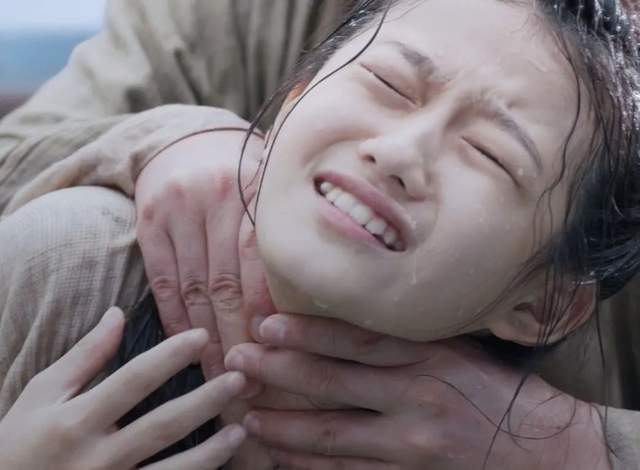 陈伟霆|《斛珠夫人》开播遭吐槽,杨幂状态不佳全靠滤镜,陈伟霆溜肩被嘲