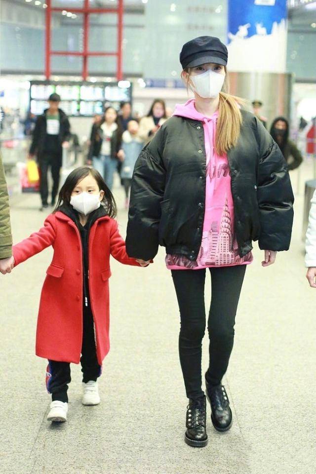 李小璐 李小璐携女儿走机场，6岁甜馨一身拼接西装比妈妈格纹大衣还有范