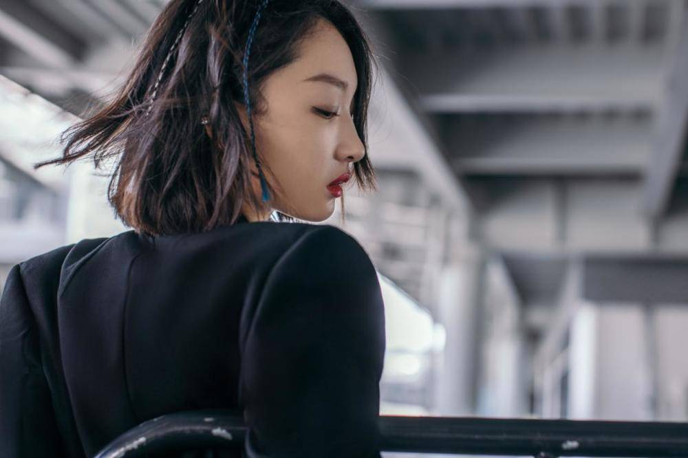 周冬雨 周冬雨在机场出现，一席黑色长裙让摄影师都为之震惊！