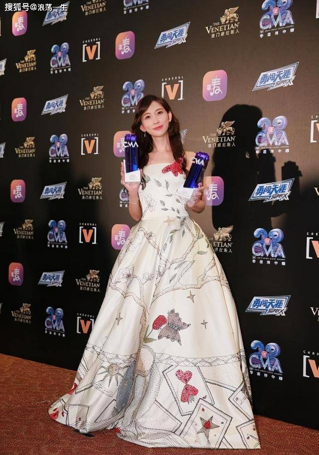 漂亮 林志玲身材保持的真好，皮肤Q弹看着还滑溜，迷人曲线身材惹人羡