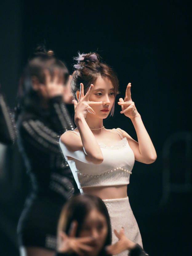 人气|冯提莫的另类打开方式，大胆转型挑战唱跳舞曲，造型飒爽魅力四射