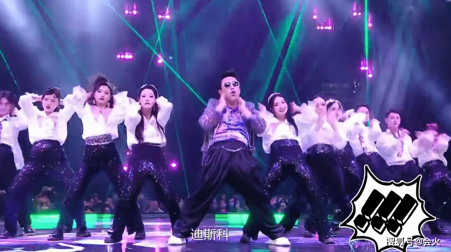 音乐节拍|47岁黄渤电梯前热舞！扭动腰肢表情搞怪，穿花衬衫太新潮