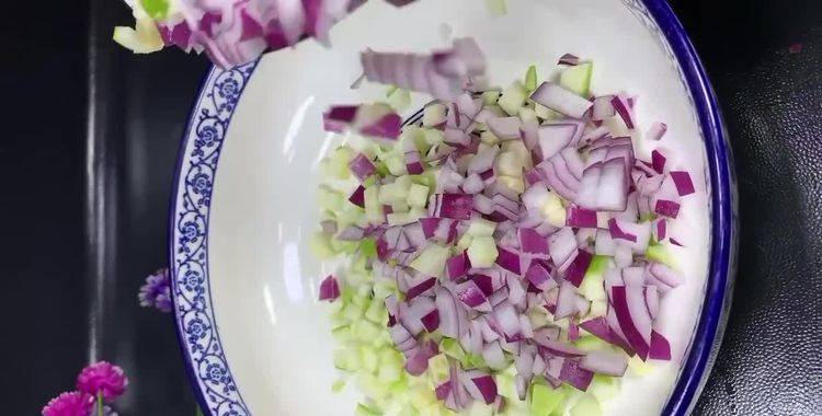 蔬菜|角瓜怎么做好吃?试一试早餐蔬菜饼,外焦里嫩香气扑鼻,营养丰富