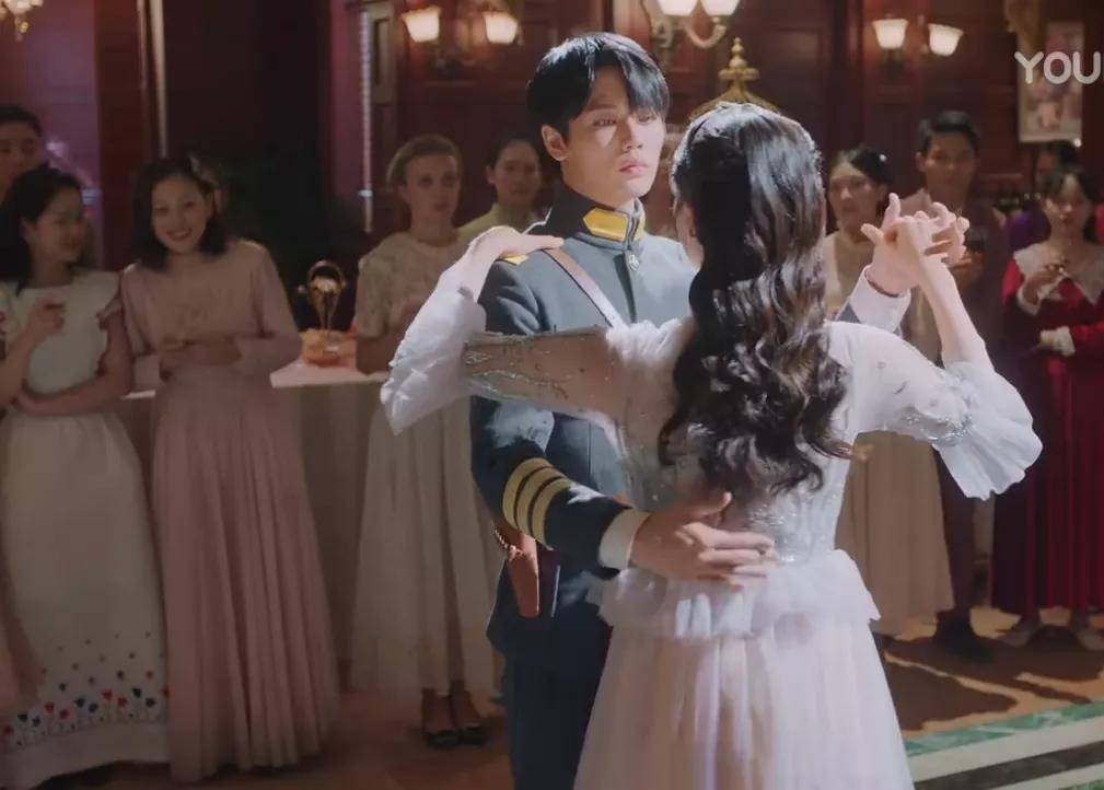 发型|这部民国剧好离谱，演员妆发超时尚，男主靠耍帅拿下整个上海