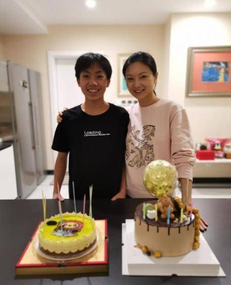 张艺谋 张艺谋晒出全家照，妻子陈婷穿小洋裙好减龄，跟孩子看不出年龄差