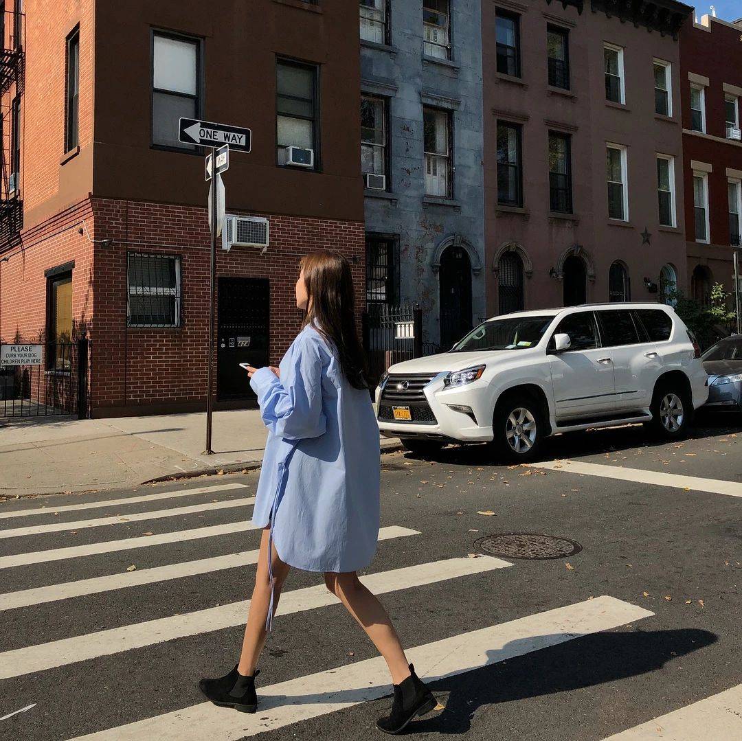 chic 穿衣搭配女：不妨直接将男友的大一号衬衫穿起，还可以秀的一手好恩爱