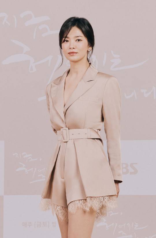 宋仲基 宋慧乔可算争口气，通勤风打扮亮相真美，新剧搭小鲜肉比宋仲基帅