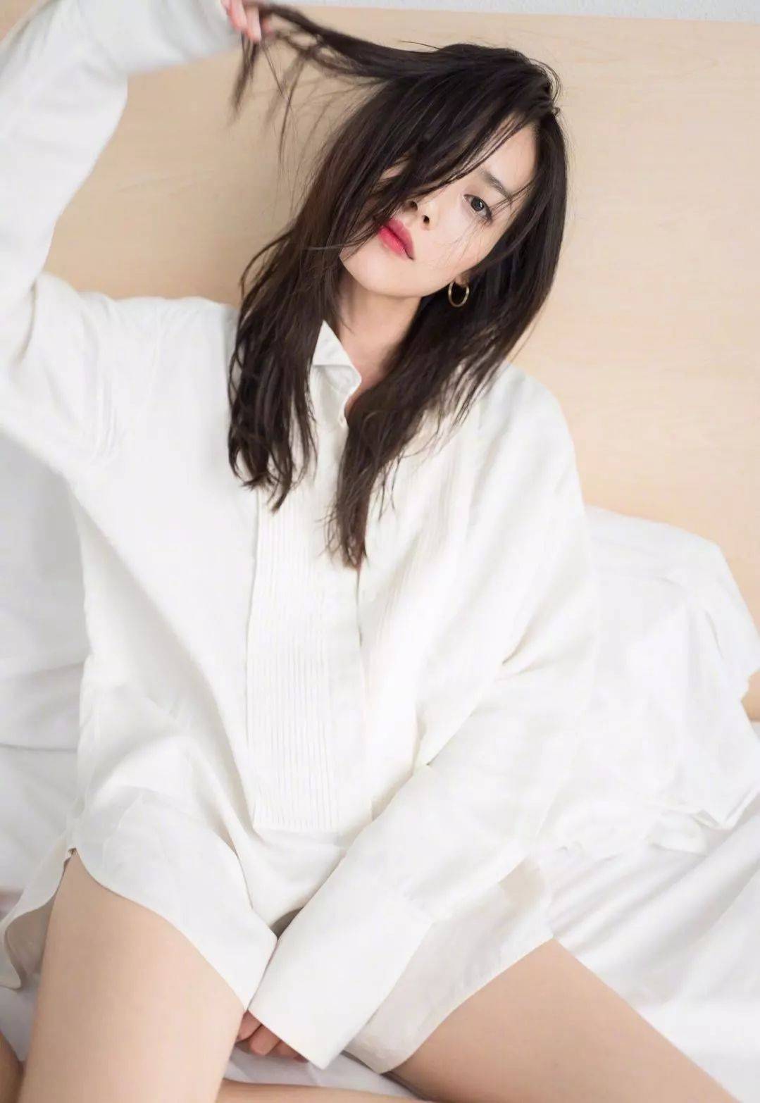 chic 穿衣搭配女：不妨直接将男友的大一号衬衫穿起，还可以秀的一手好恩爱