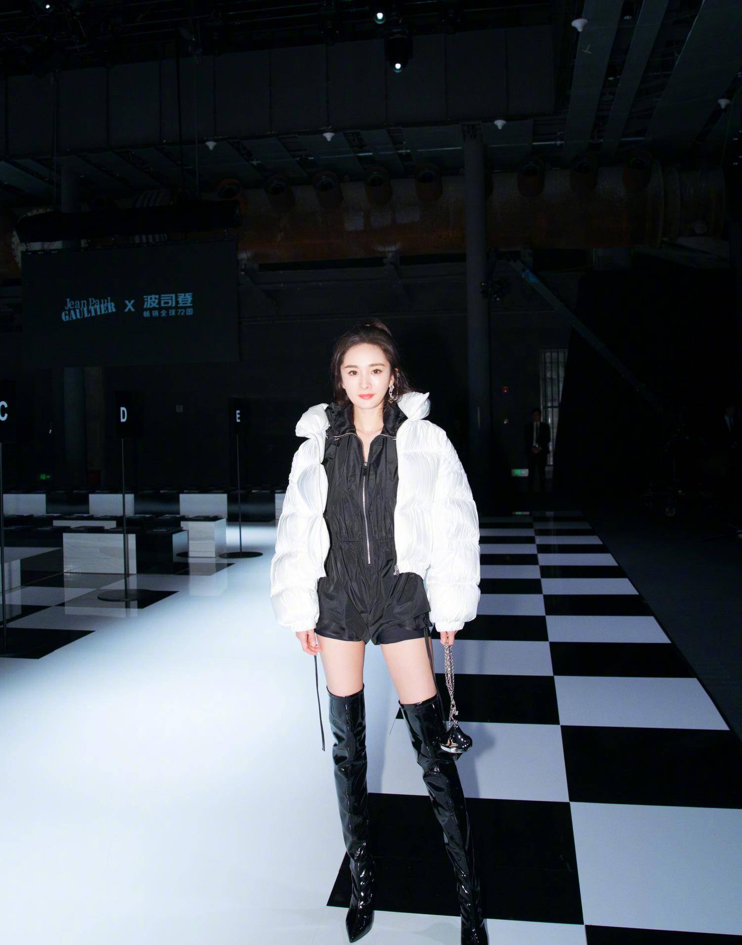 润色 杨幂太会穿,连体裤搭配过膝靴,藏不住的大长腿!