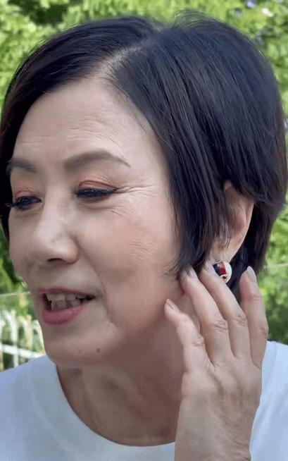 发型TVB一姐汪明荃晒新发型，花4位数剪发不心疼，近照气质如往常优雅？