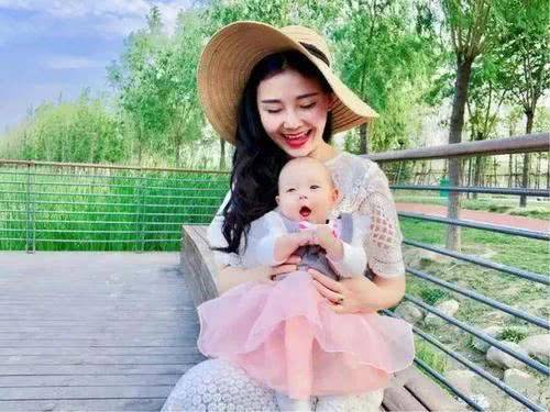漂亮 “母女俩对比照”走红网络，一样的衣服和造型，网友：妈妈更出众