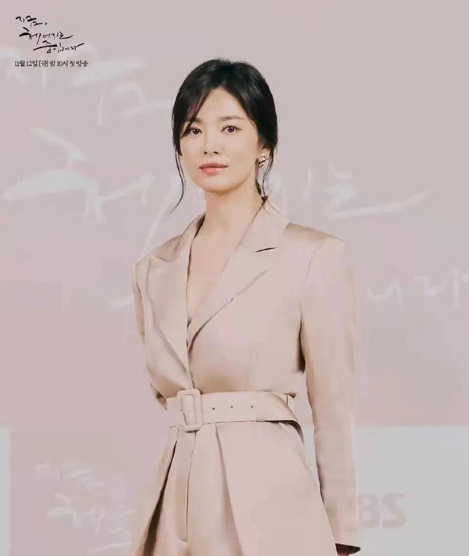 演技|宋慧乔再牵小20岁奶狗，重点是这次丝毫不违和还配一脸？