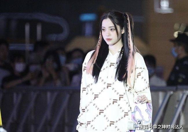 注入 军工风马丁靴可以说为这套搭配注入了一丝个性，瞬间拒绝中庸