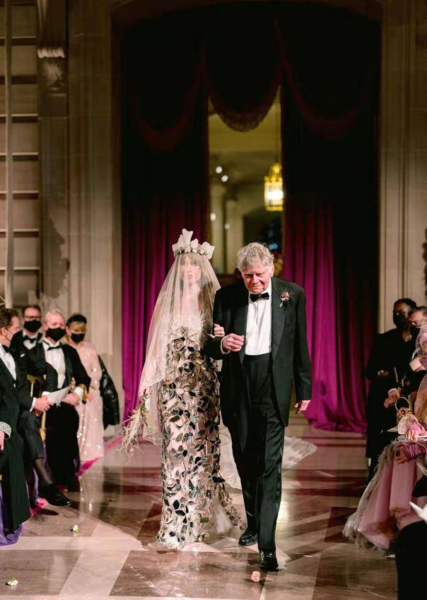 高定 顶级名媛出嫁展现豪门底蕴！高定婚纱不镶钻缝玻璃，连狗都穿仙裙