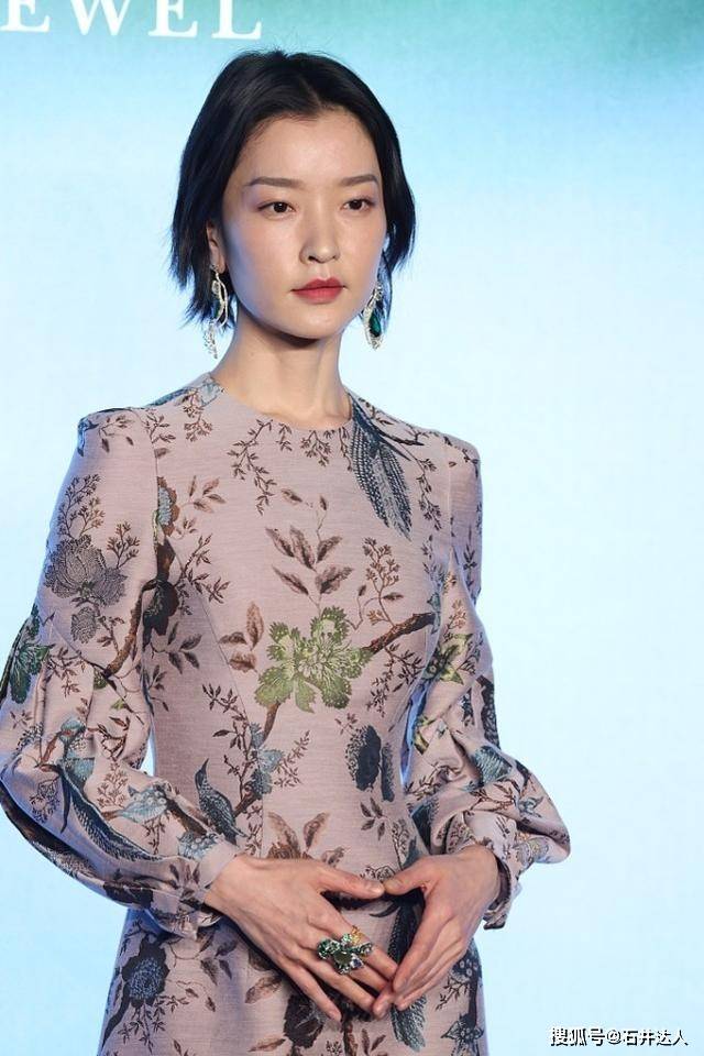 骨子里 杜鹃骨子里的“高冷气质”挡不住，穿“花鸟裙”略显温柔，有魅力