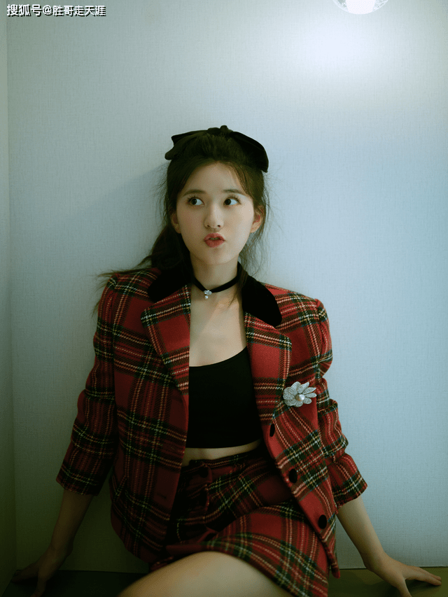 西装 “初恋女孩”赵露思,秋冬穿搭“上暖下凉”?一般人hold不住