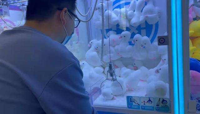 事件|田静一家四口抓娃娃，姚威不负众望，奇奇一脸崇拜