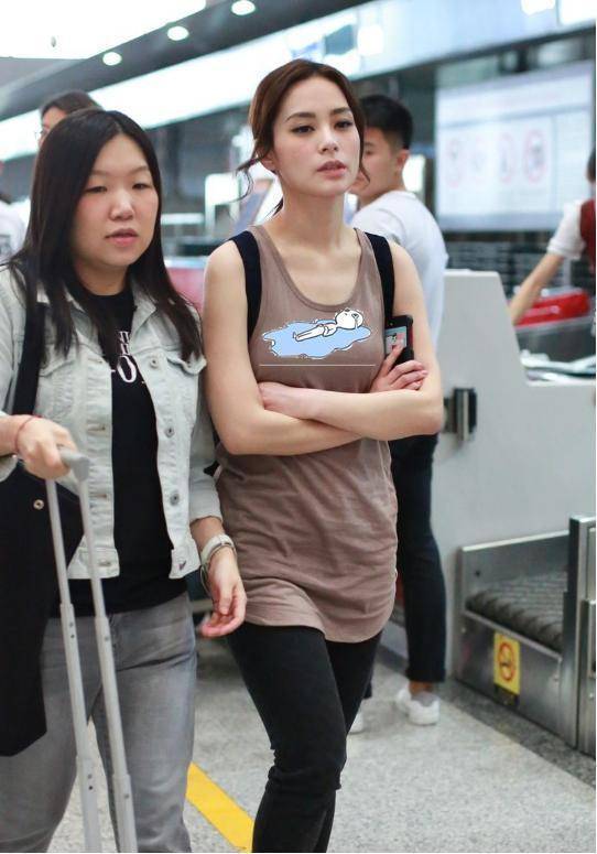 黑色 阿娇又“翻车”，宽松背心配黑色牛仔裤显胖又显矮，多亏有高颜值