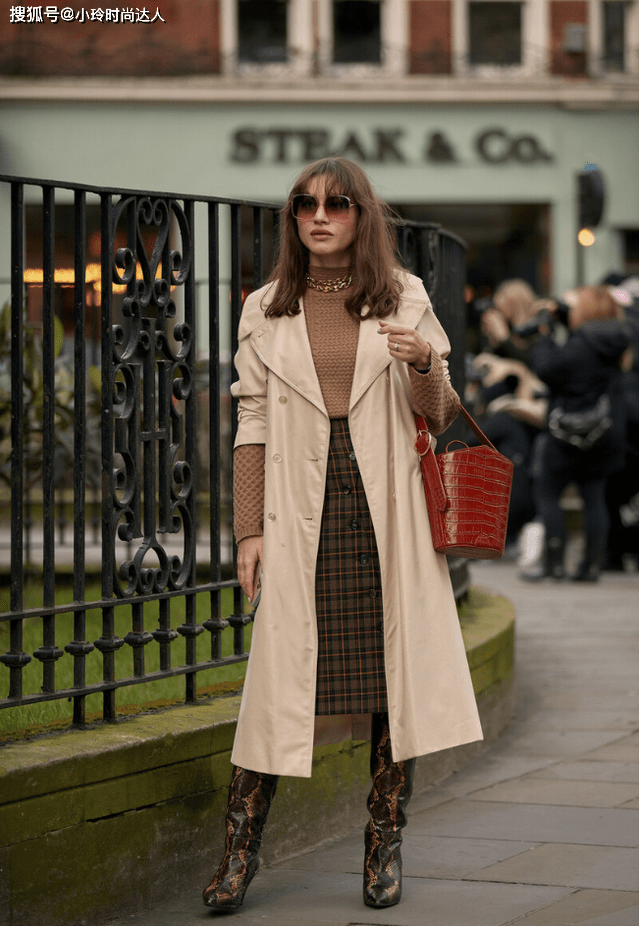 职场 这一季被法式风毛呢裙吸引,简约高级太优雅了,难怪潮人也在穿