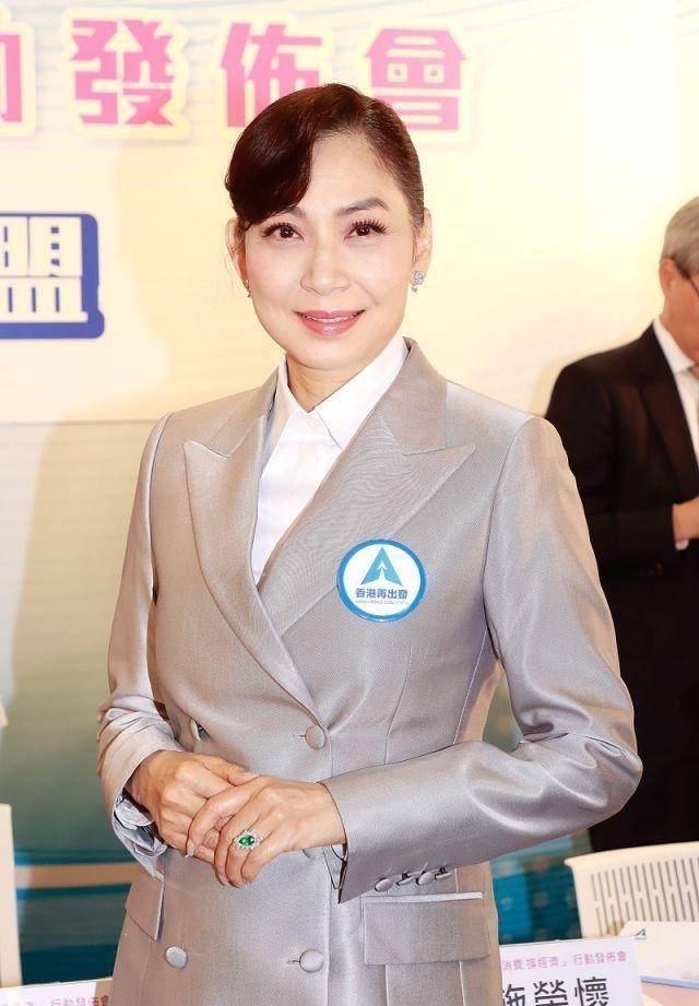银灰色 邝美云哪像56岁？一袭银灰色西装利落干练，气质惊艳，状态超好