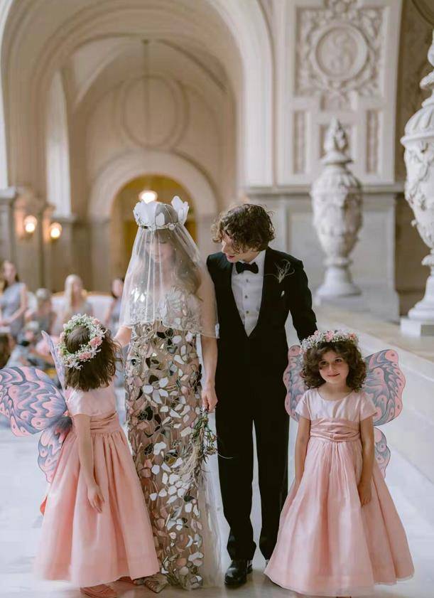 高定 顶级名媛出嫁展现豪门底蕴！高定婚纱不镶钻缝玻璃，连狗都穿仙裙