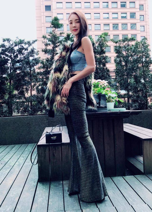 魅力 吴速玲曹格罕见同框！一袭印花连衣裙优雅高贵，高级脸太抢镜